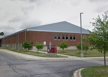 Parents urge maskless children to enter Michigan school in violation of health order