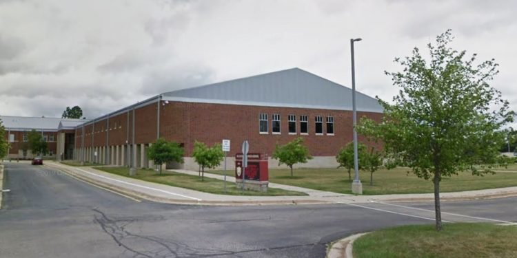 Parents urge maskless children to enter Michigan school in violation of health order