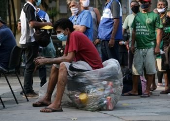 Americas health agency sees COVID outbreaks continuing into 2022