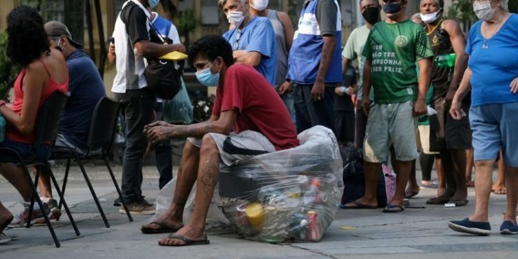 Americas health agency sees COVID outbreaks continuing into 2022