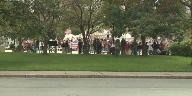 Health care workers protest NYS COVID vaccine mandate at Niagara Square