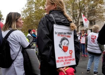 Unvaccinated French health care workers face suspension