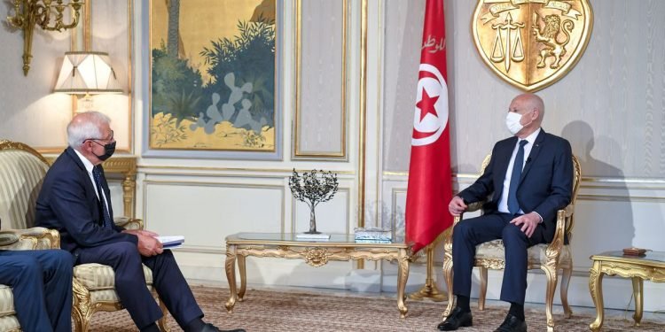 Tunisia president rebuffs foreign pressure over political crisis