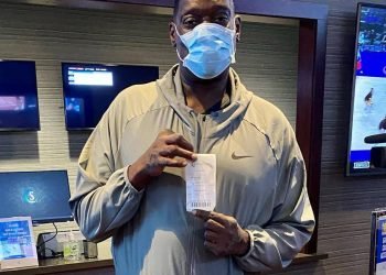 SuperSonics star Shawn Kemp places first legal sports bet in Washington state