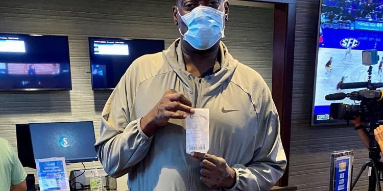 SuperSonics star Shawn Kemp places first legal sports bet in Washington state