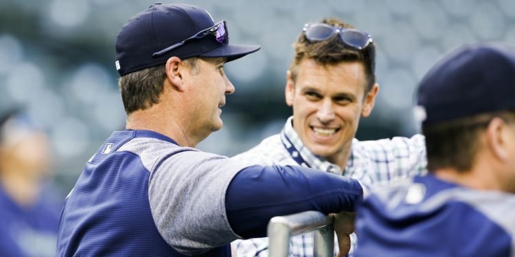 Mariners promote Jerry Dipoto, sign Scott Servais to extension