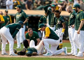 Andrus Breaks Leg Scoring Winning Run for A’s, Goes on IL | Sports News