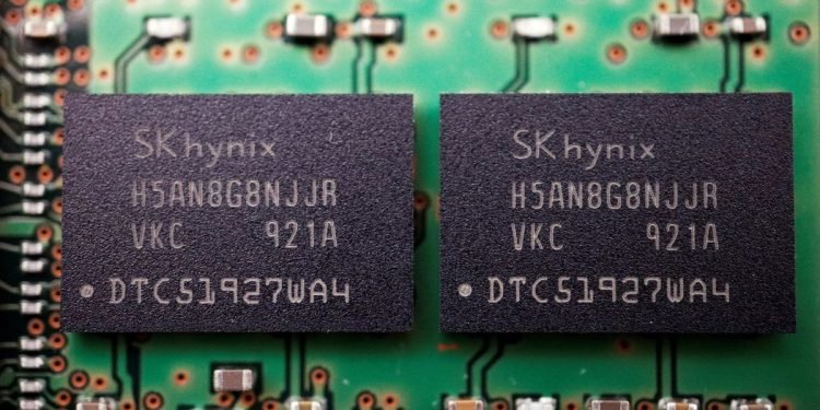 U.S. considers crackdown on memory chip makers in China