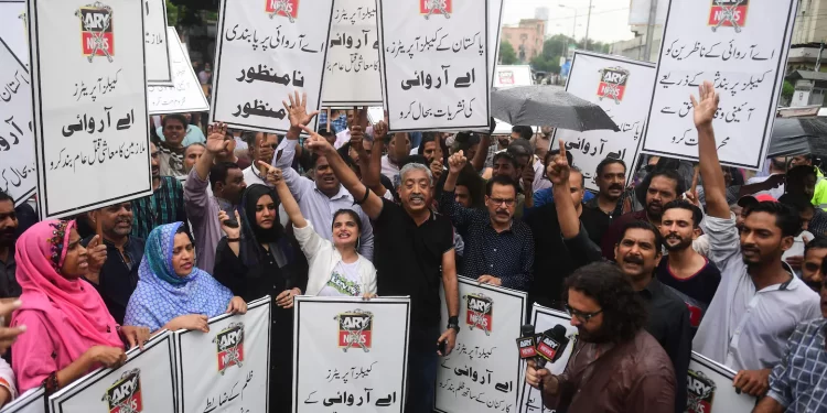 With political tensions rising, Pakistan launches media crackdown