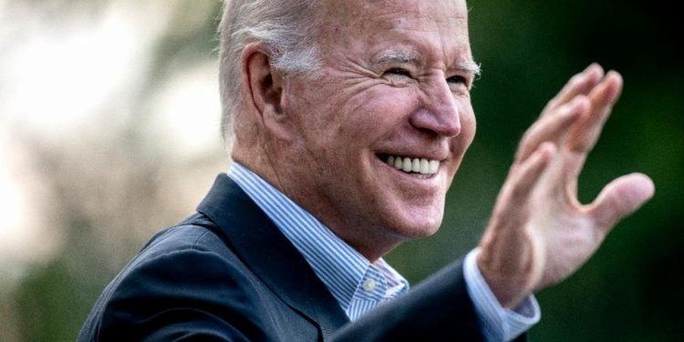 Posts share altered screenshot of Washington Post opinion piece on US midterms