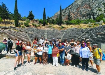 Foreign students get taste of Greek culture
