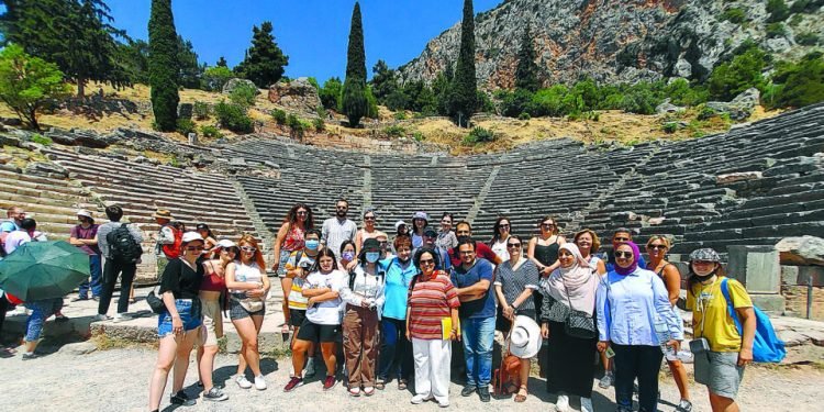 Foreign students get taste of Greek culture