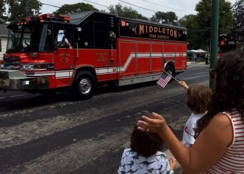 Community reacts to Middleton parade with no politicians