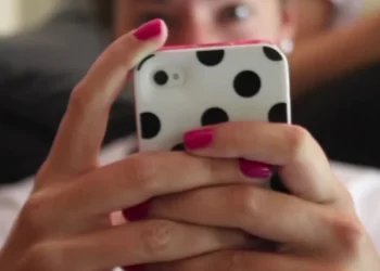 Teachers tired of fighting cellphones in classrooms