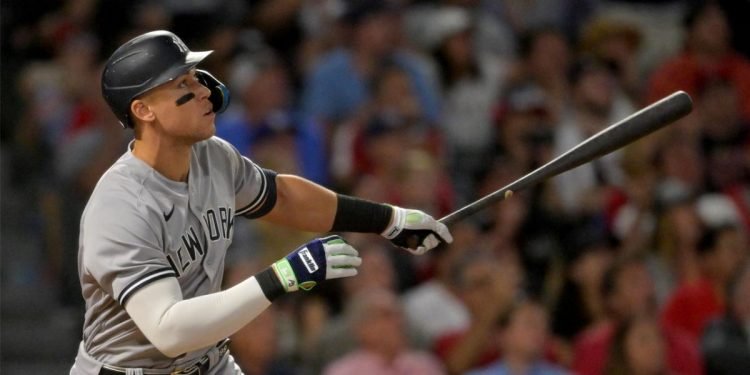 Yankees’ Aaron Judge receiving Barry Bonds treatment, Rhys Hoskins believes