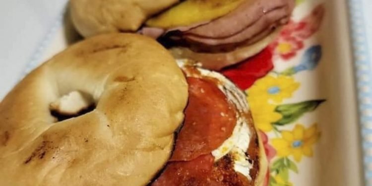 The Daily Egyptian | Culture Column: Dave’s Bagels brings flame-grilled flavor to Southern Illinois