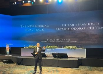 Delegates respond to the Regional Director’s address as the digital health plan is presented on day one of RC72