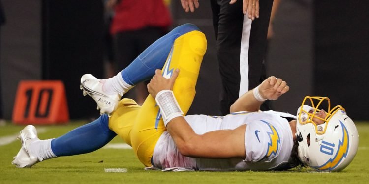 Justin Herbert Battles Through Apparent Fourth-Quarter Injury vs. Chiefs