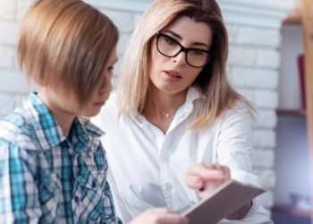 Expert weighs in on how to check in on mental health of family members – KATU